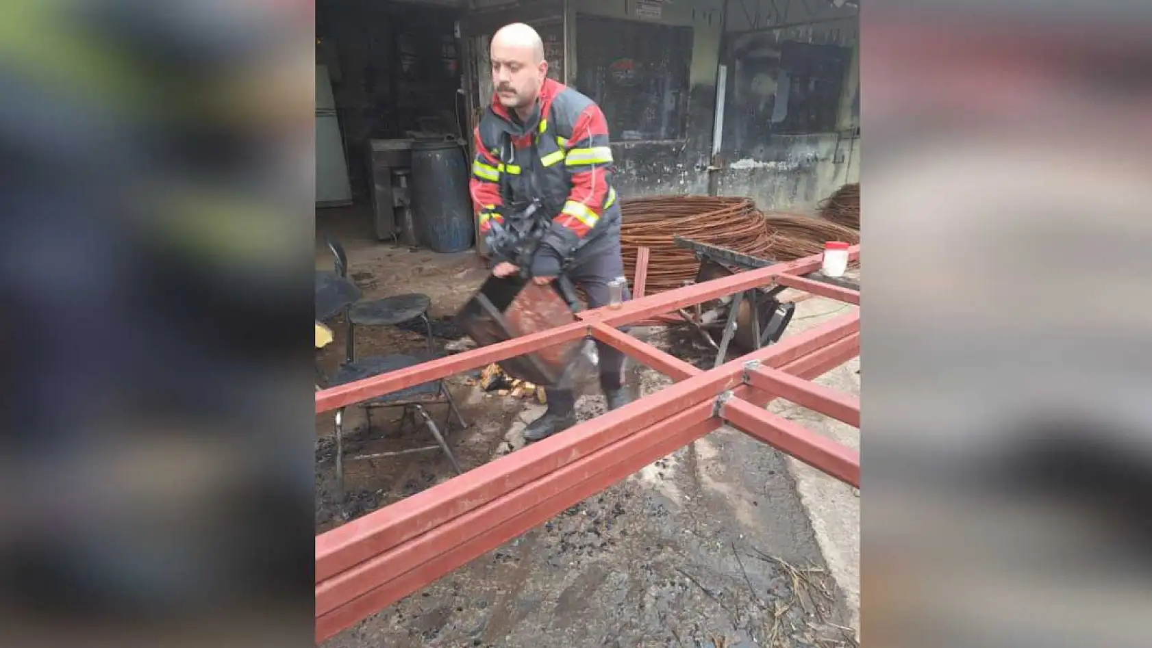 Isınmak için kovaya atılan tiner patladı, itfaiyenin hızlı müdahalesi faciayı önledi