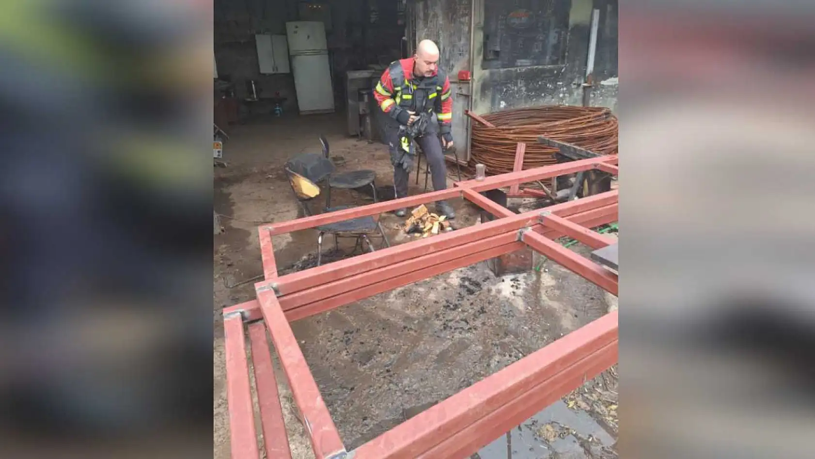 Isınmak için kovaya atılan tiner patladı, itfaiyenin hızlı müdahalesi faciayı önledi