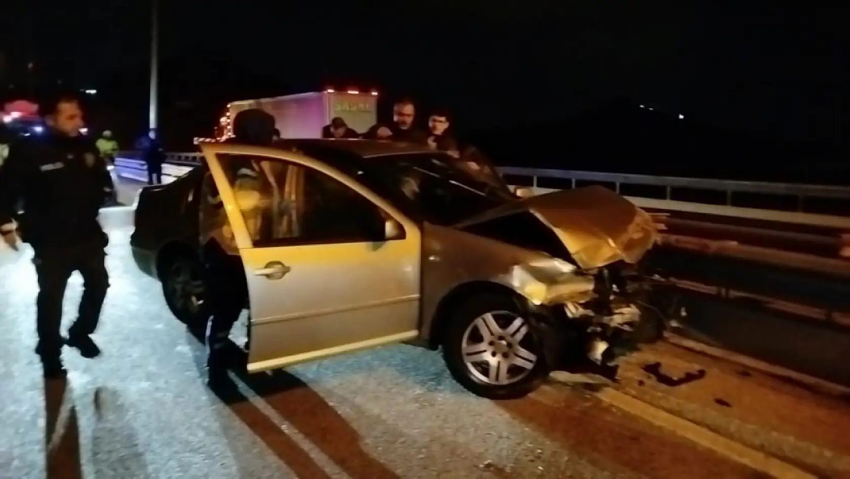 Burdur-Antalya Karayolu'nda Otomobil Refüje Çarptı: 1 Yaralı