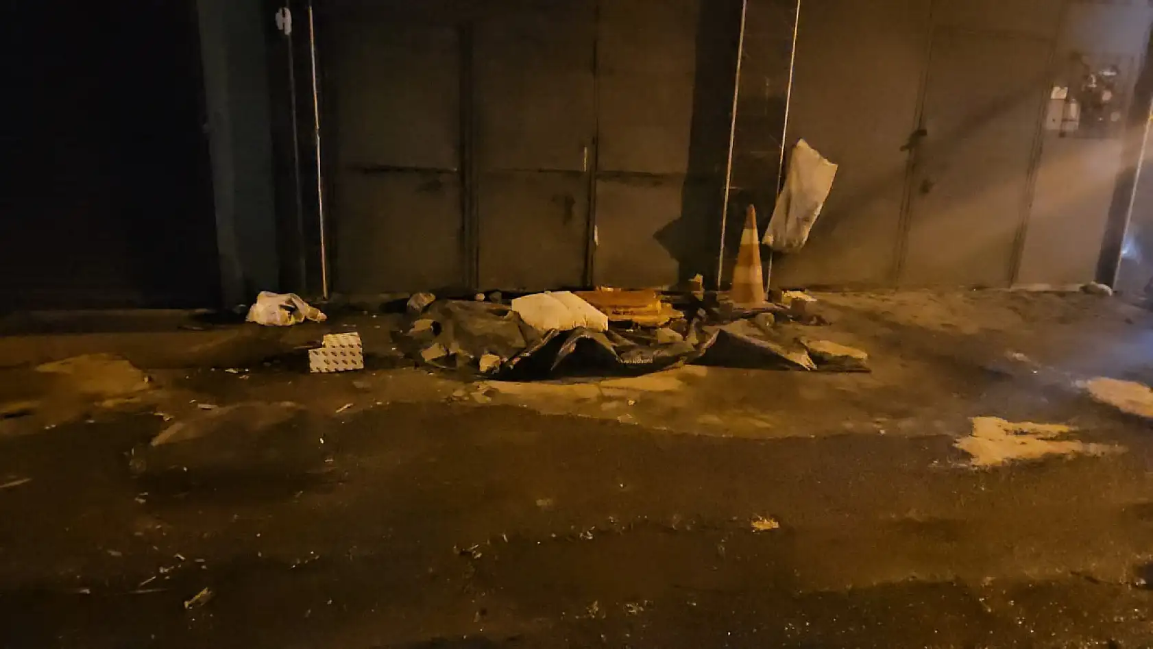 Isınmak için arabaya girdi araç yanınca feci şekilde can verdi