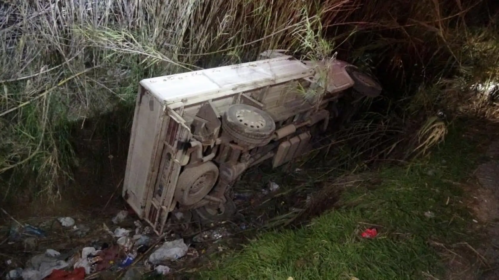 Alkollü sürücü polislerden polis istedi: 'Emniyeti arayın buraya polis ekipleri gelsin'