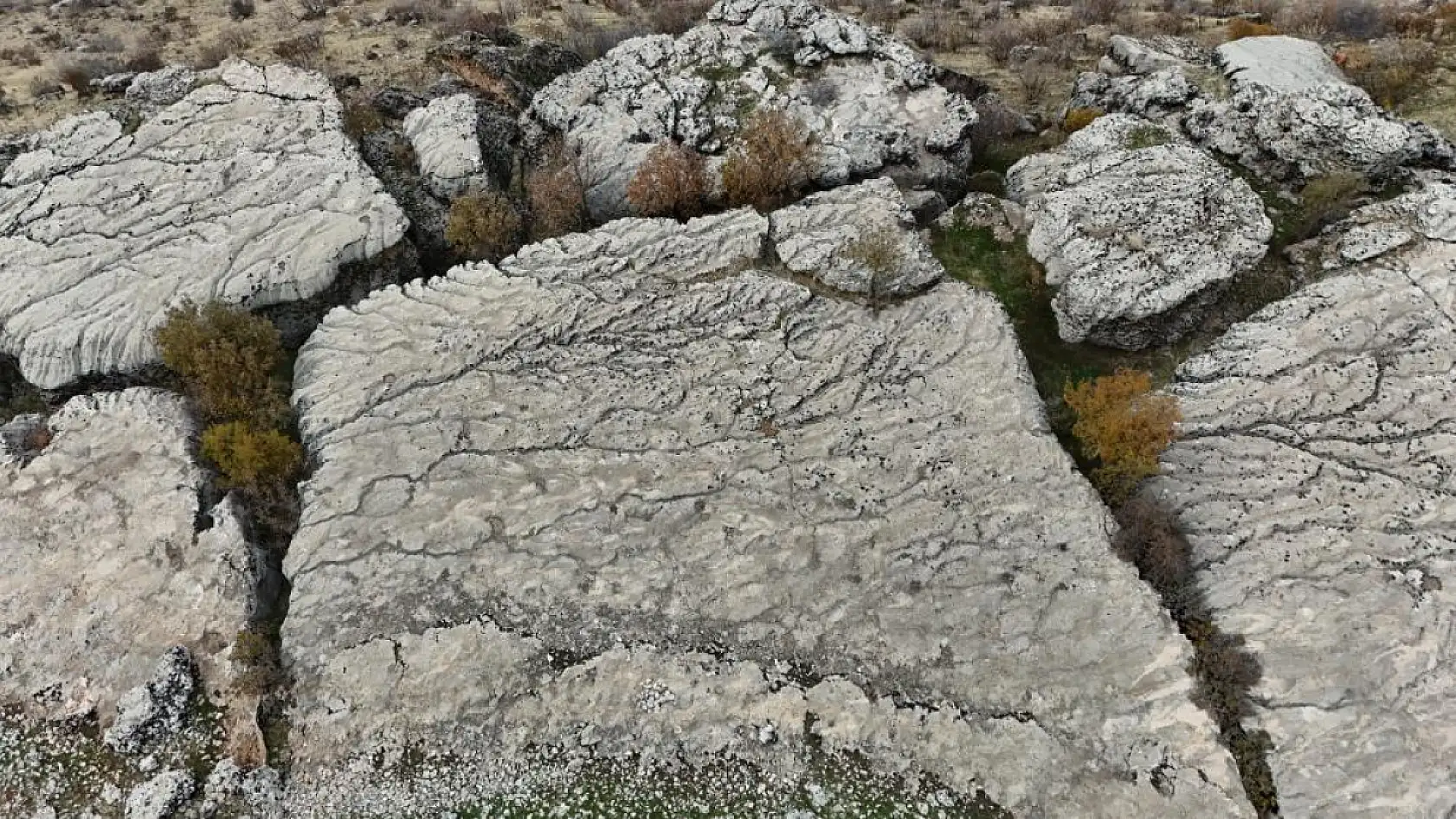 Yaklaşık 20 bin yılın sonunda kimyasal yönden aşınan taşın üzerinde su kollarının minyatürü ortaya çıktı