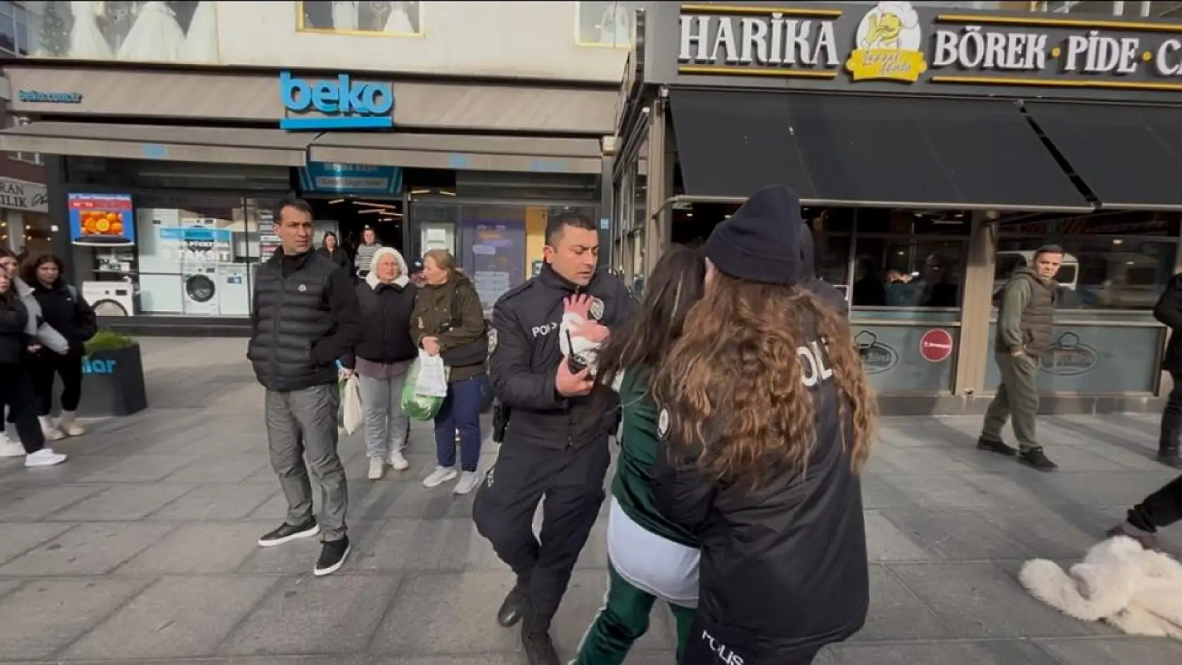 Araçların önüne atladı, trafiği birbirine kattı, kendisini durdurmak isteyen polisi peşine taktı