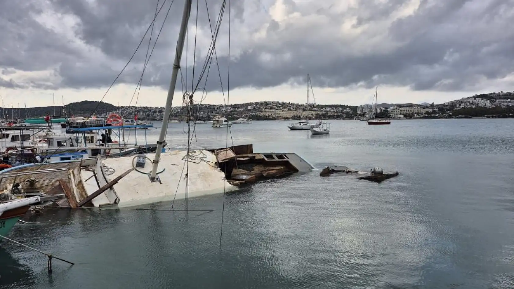 Muğla'da kuvvetli rüzgar tekne batırdı