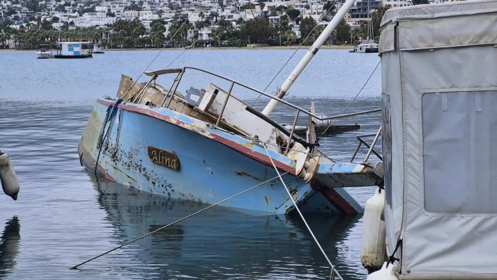 Muğla'da kuvvetli rüzgar tekne batırdı