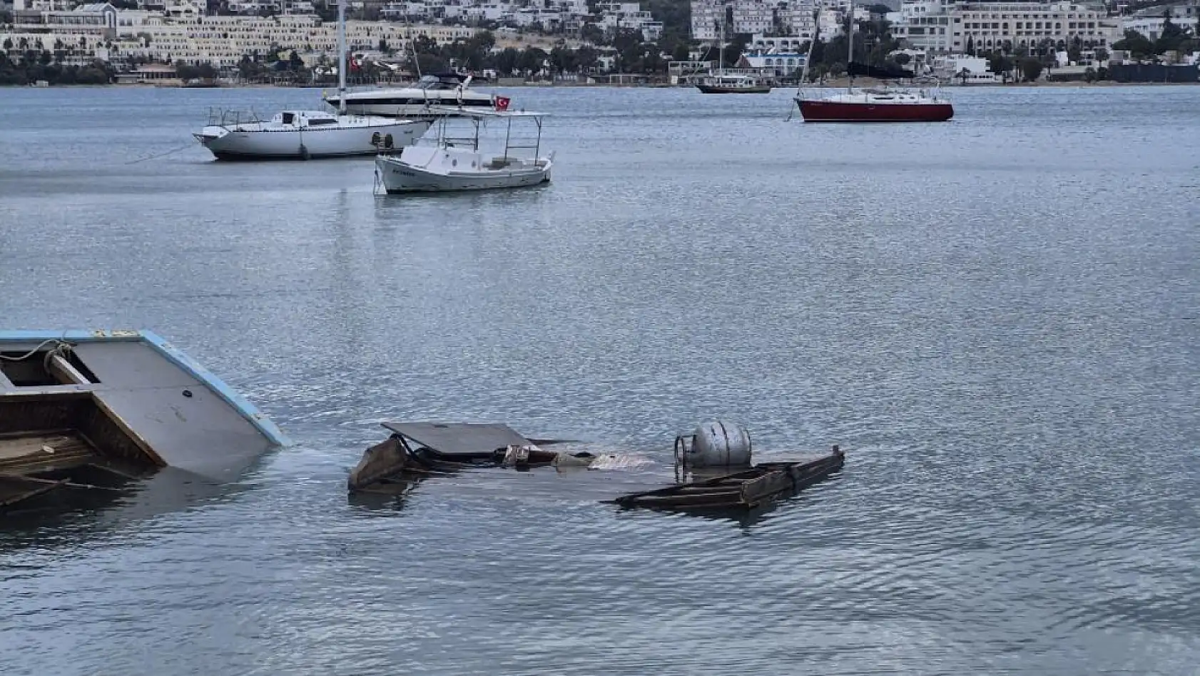 Muğla'da kuvvetli rüzgar tekne batırdı