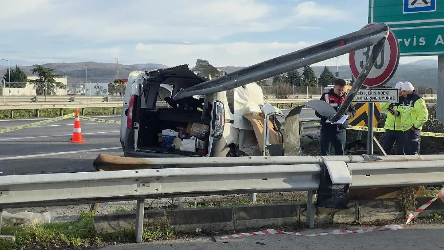 TEM'de hafif ticari araç bariyerlere saplandı, 2 kişi hayatını kaybetti