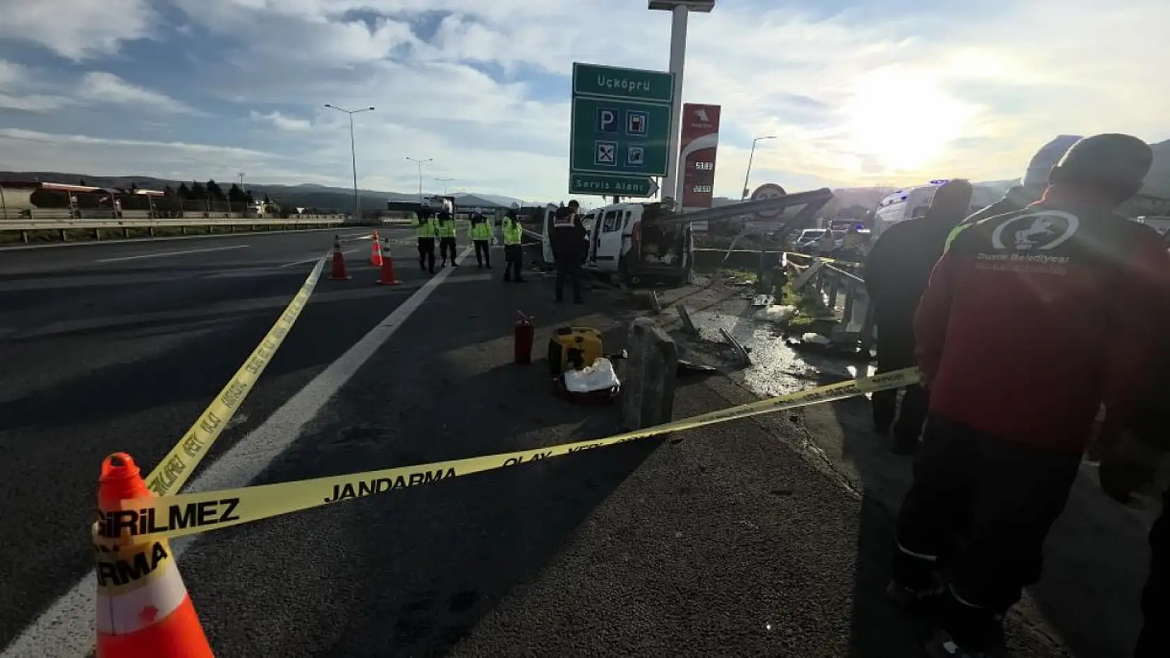 TEM'de hafif ticari araç bariyerlere saplandı, 2 kişi hayatını kaybetti