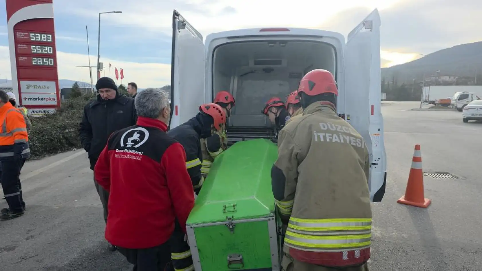 TEM'de hafif ticari araç bariyerlere saplandı, 2 kişi hayatını kaybetti
