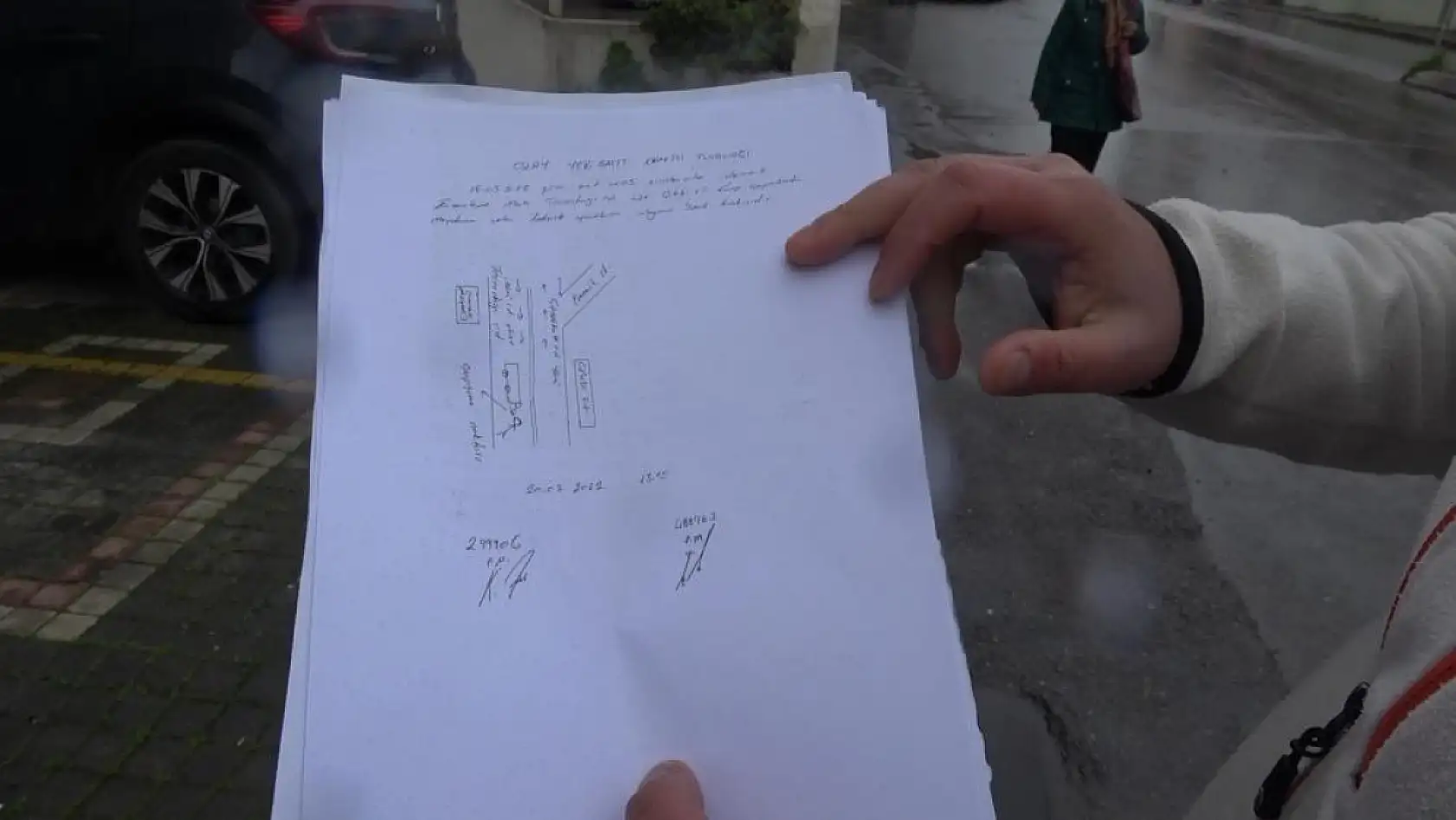 Cadde ortasında yarış yapan araç çarpıp kaçtı, mağdur 2 yıldır adalet bekliyor