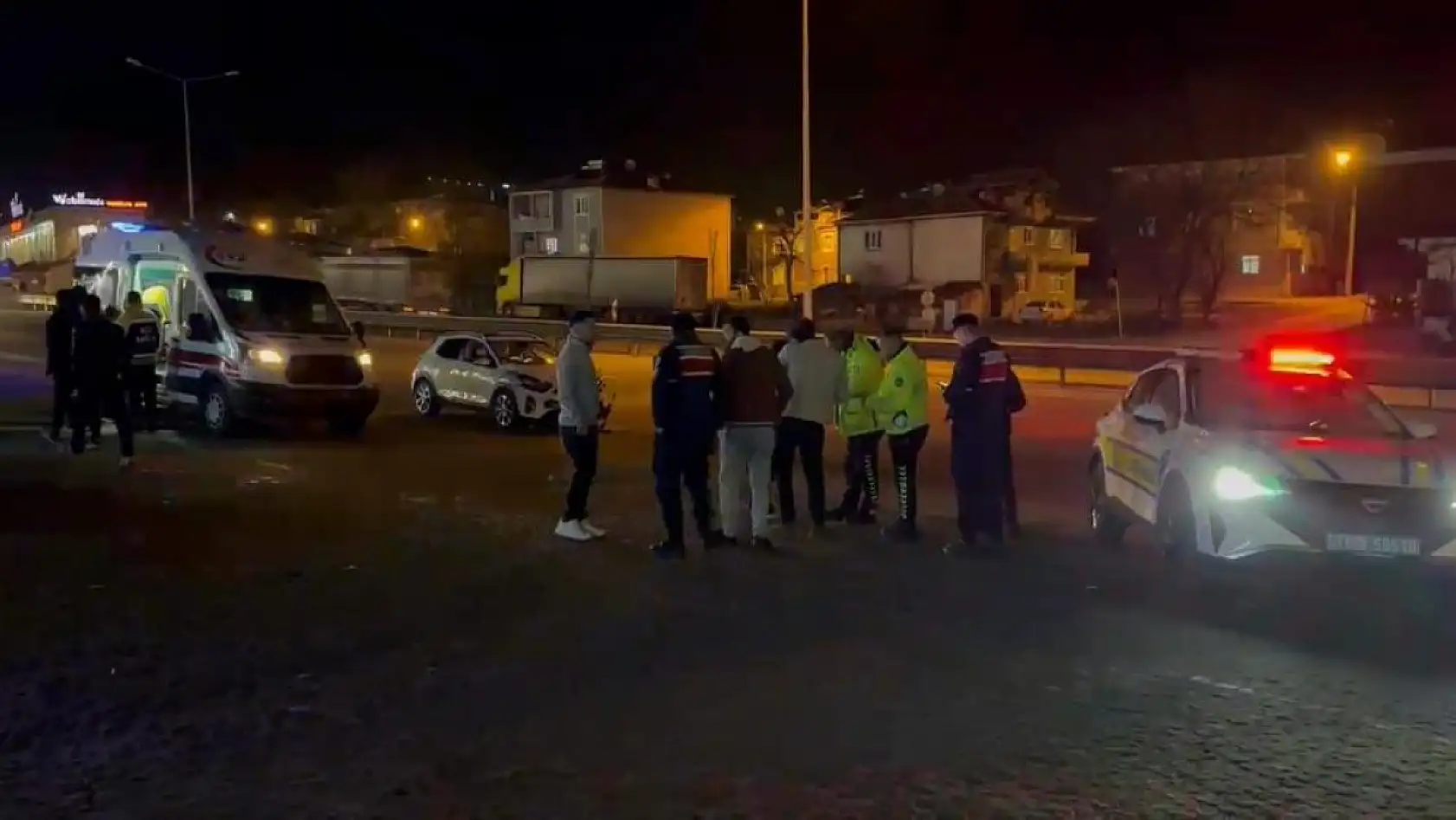 Otomobiller çarpıştı: 1'i çocuk 3 yaralı