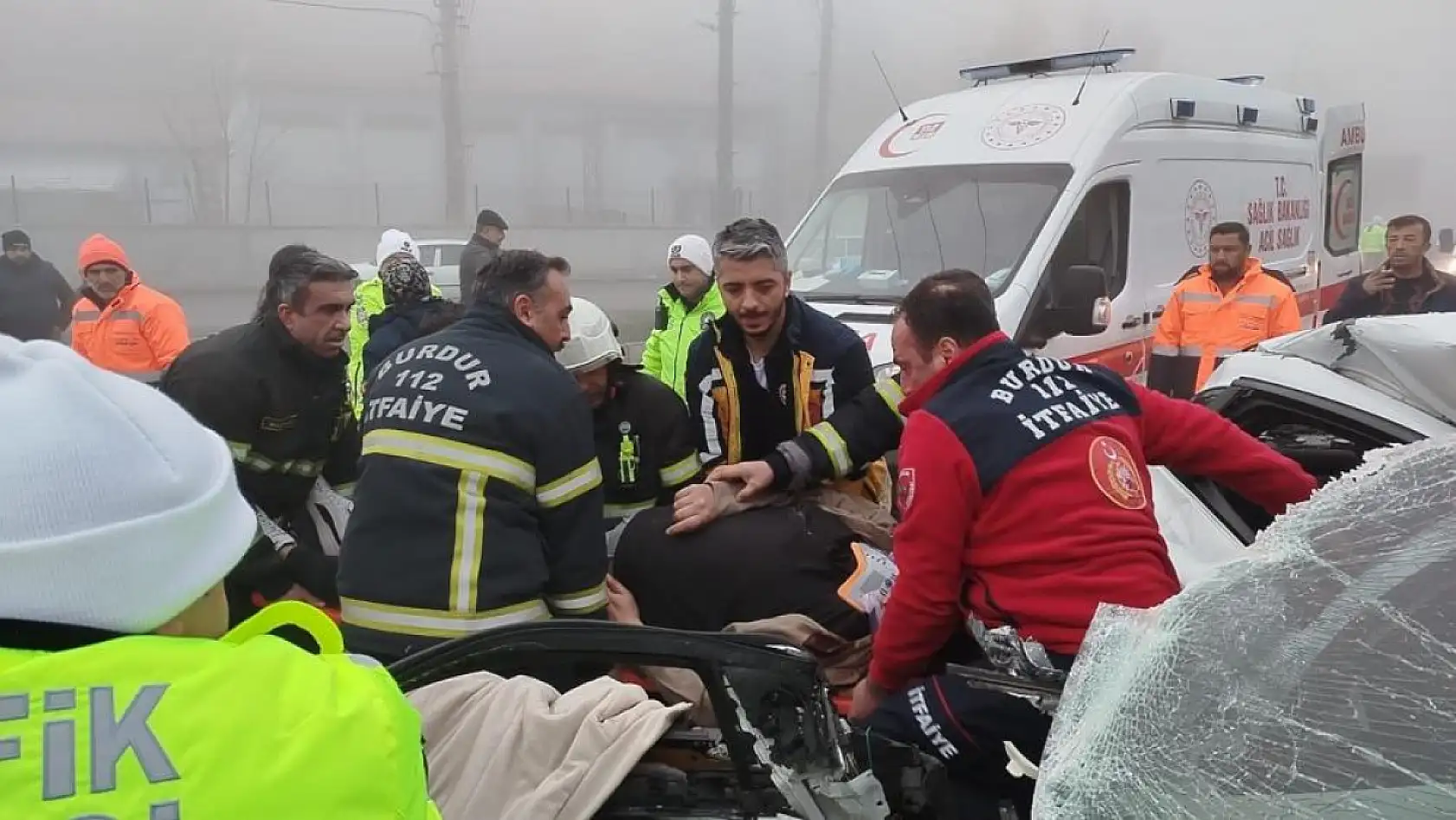 Burdur-Antalya Yolunda 4 Araç Birbirine Girdi: 2 Yaralı