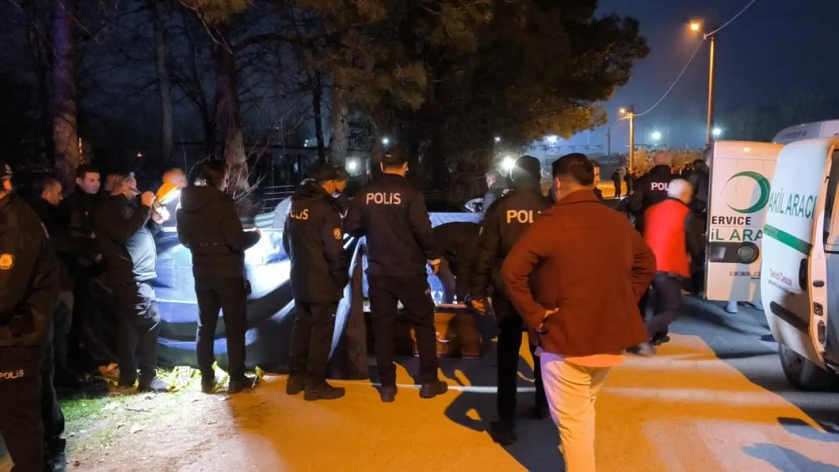 Çarşı ve Mahalle Bekçisi otomobilinde silahla vurulmuş halde bulundu