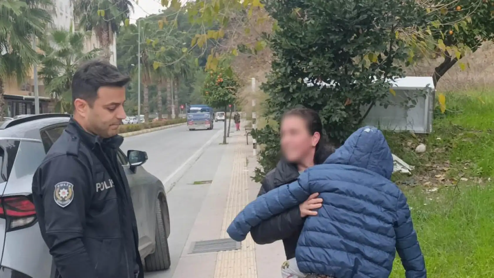 Küçük yaştaki çocuğu evde tek başına bıraktı, komşuların ihbarı ekipleri alarma geçirdi