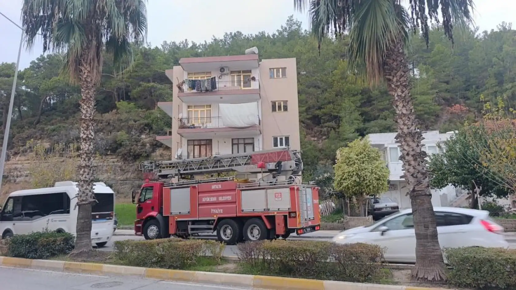 Küçük yaştaki çocuğu evde tek başına bıraktı, komşuların ihbarı ekipleri alarma geçirdi