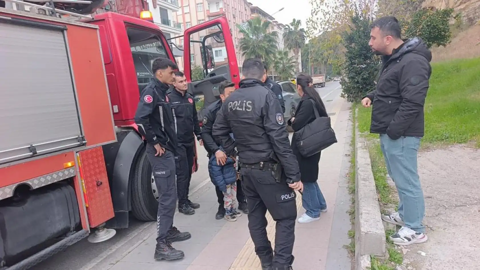 Küçük yaştaki çocuğu evde tek başına bıraktı, komşuların ihbarı ekipleri alarma geçirdi