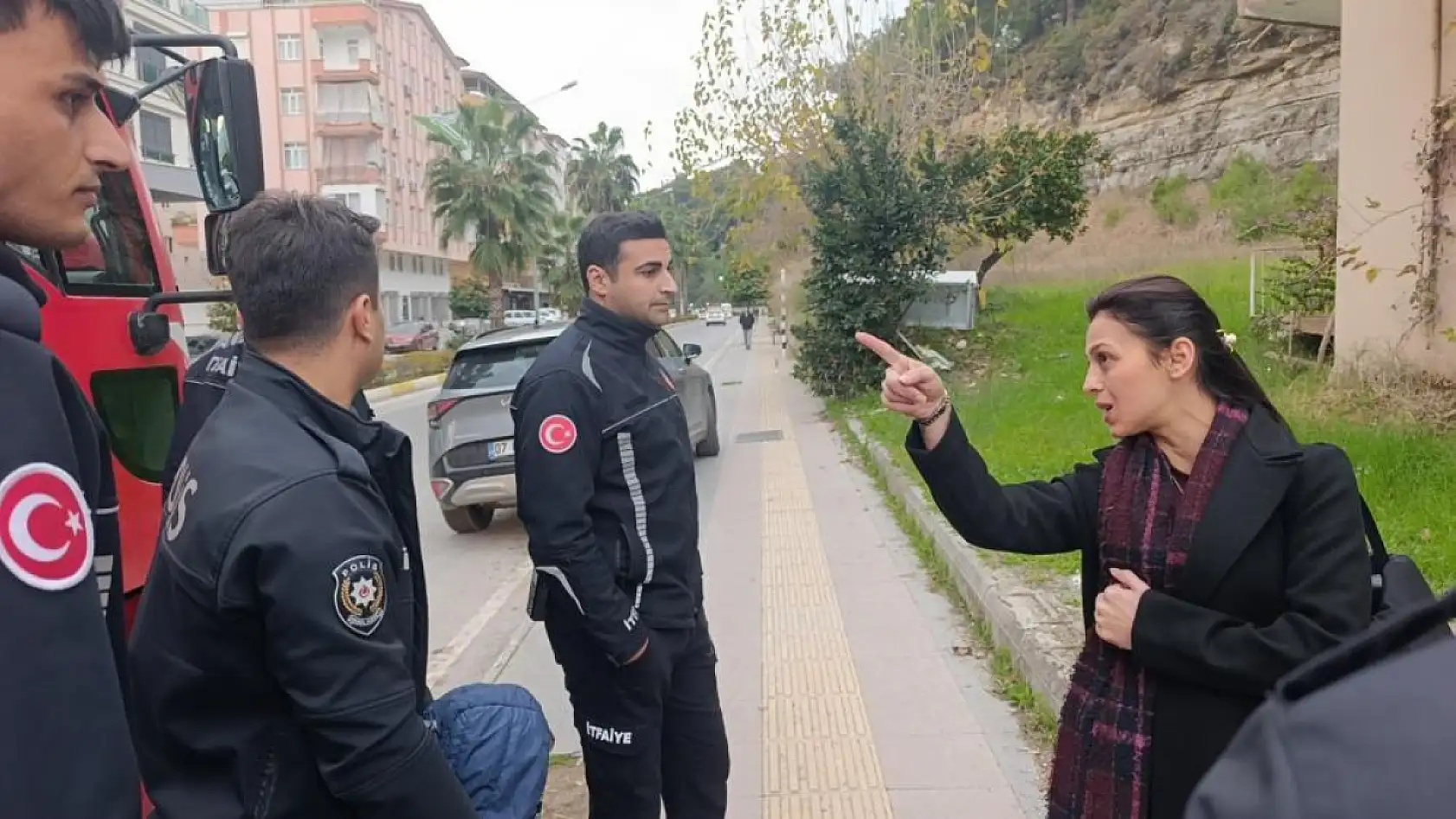 Küçük yaştaki çocuğu evde tek başına bıraktı, komşuların ihbarı ekipleri alarma geçirdi