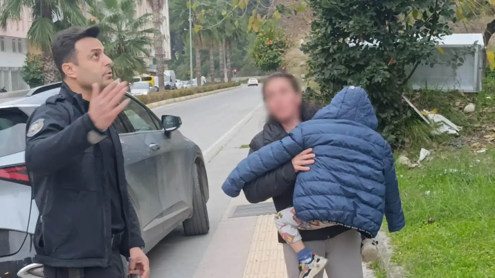 Küçük yaştaki çocuğu evde tek başına bıraktı, komşuların ihbarı ekipleri alarma geçirdi