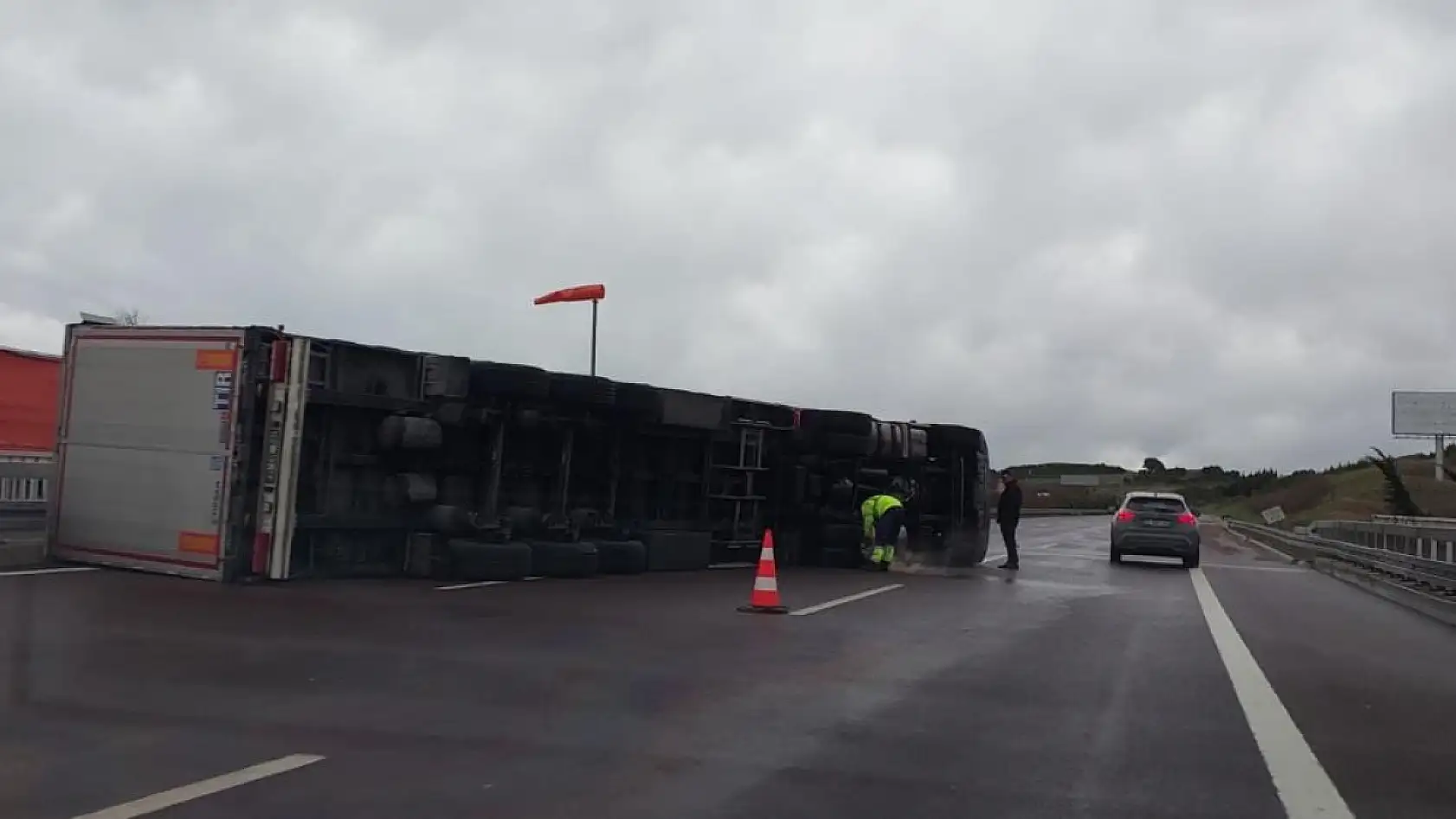 Fırtına otobanda tırı devirdi, sürücü kendi imkanlarıyla böyle çıktı