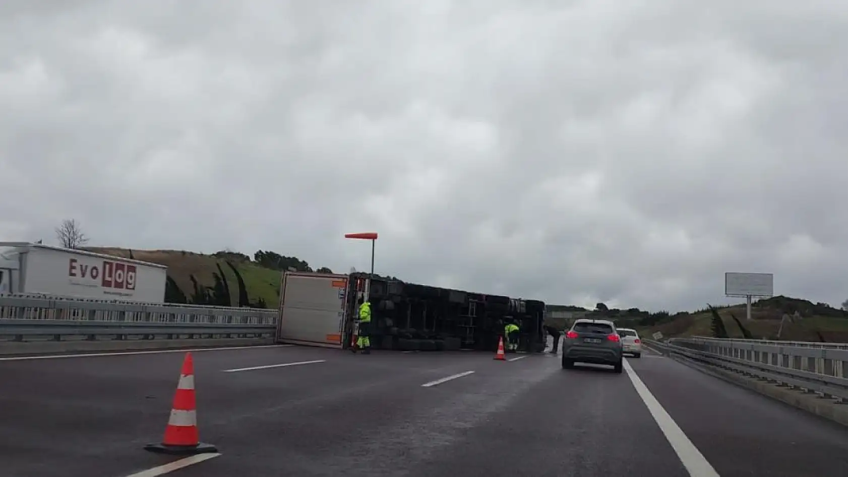 Fırtına otobanda tırı devirdi, sürücü kendi imkanlarıyla böyle çıktı