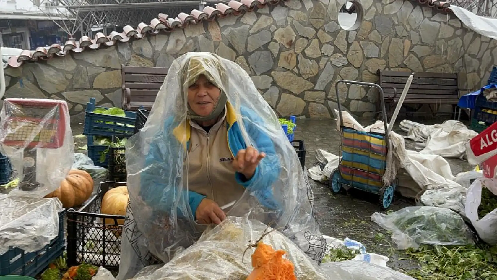 Menteşe'de sağanak yağış vatandaşlara zor anlar yaşatıyor