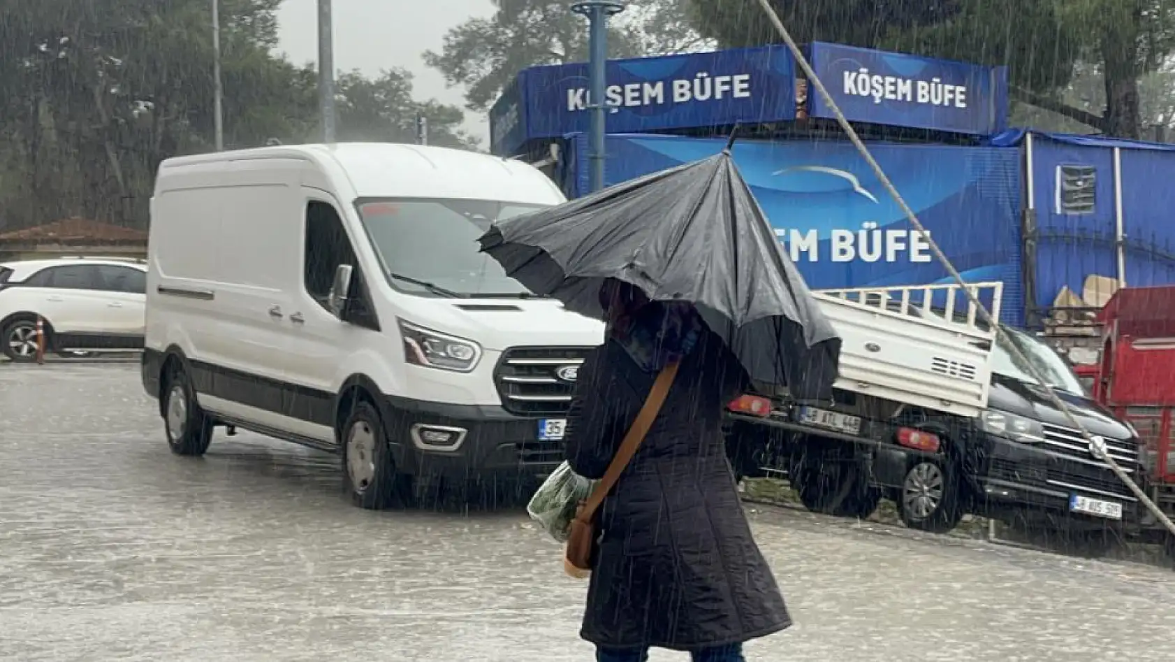 Menteşe'de sağanak yağış vatandaşlara zor anlar yaşatıyor