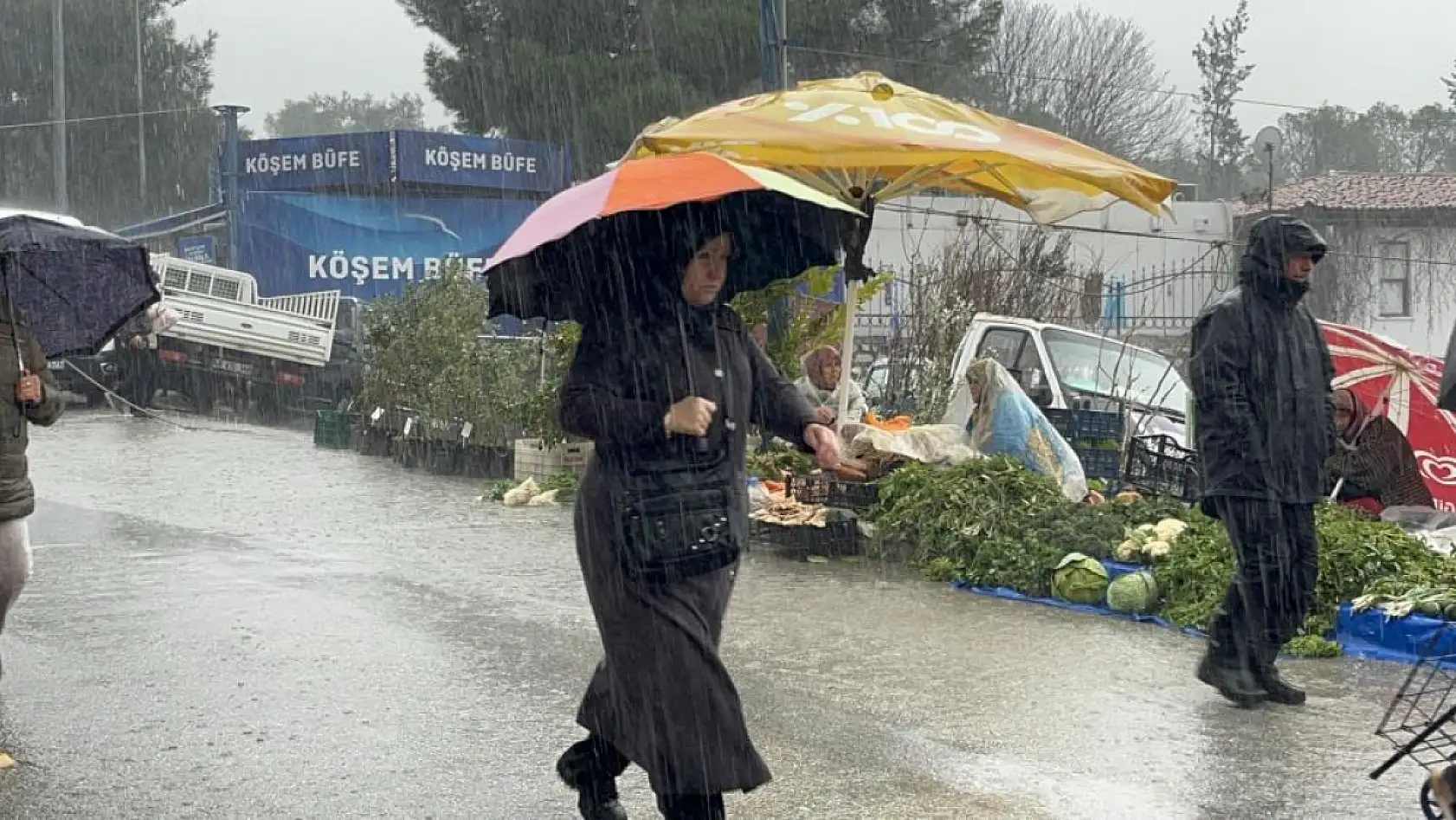 Menteşe'de sağanak yağış vatandaşlara zor anlar yaşatıyor
