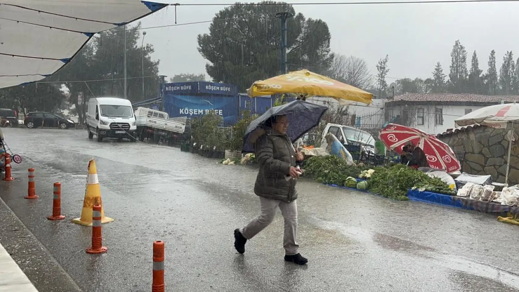 Menteşe'de sağanak yağış vatandaşlara zor anlar yaşatıyor