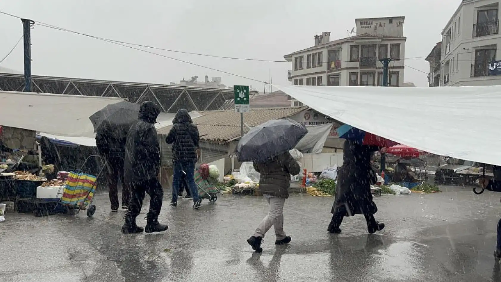 Menteşe'de sağanak yağış vatandaşlara zor anlar yaşatıyor