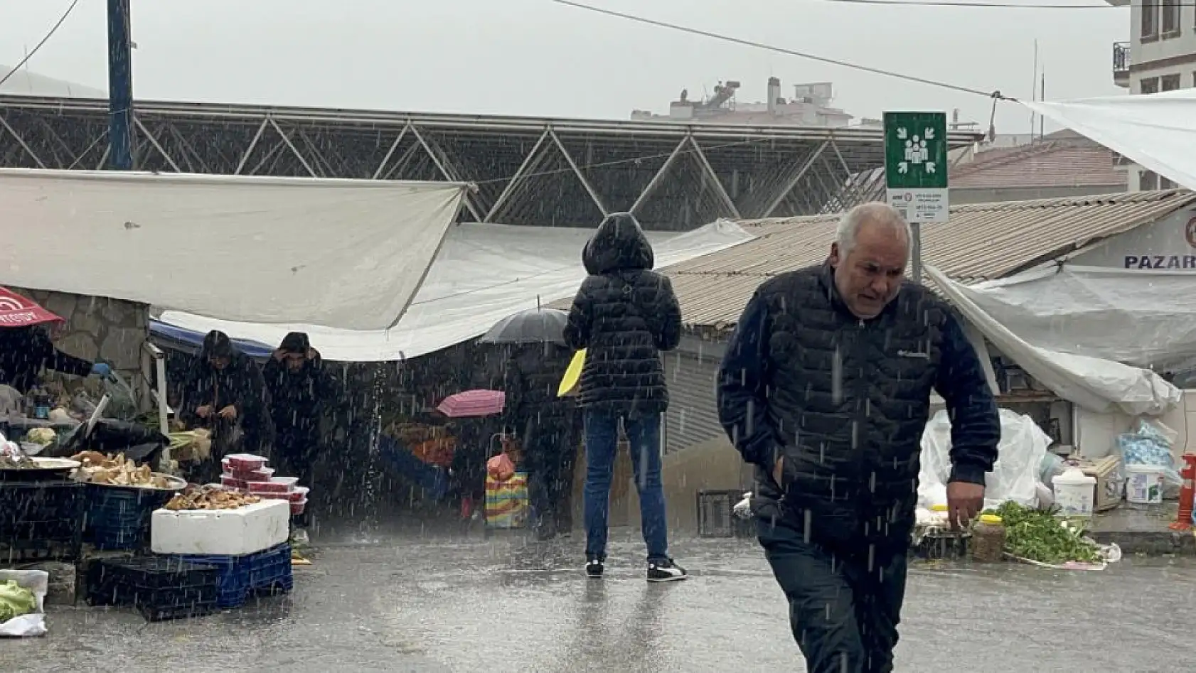 Menteşe'de sağanak yağış vatandaşlara zor anlar yaşatıyor