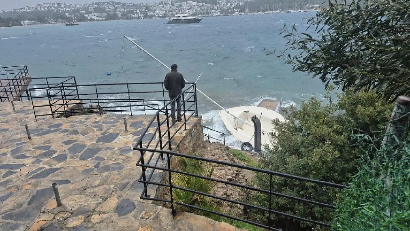 Bodrum'da karaya vuran ve batan teknelerde büyük hasar meydana geldi