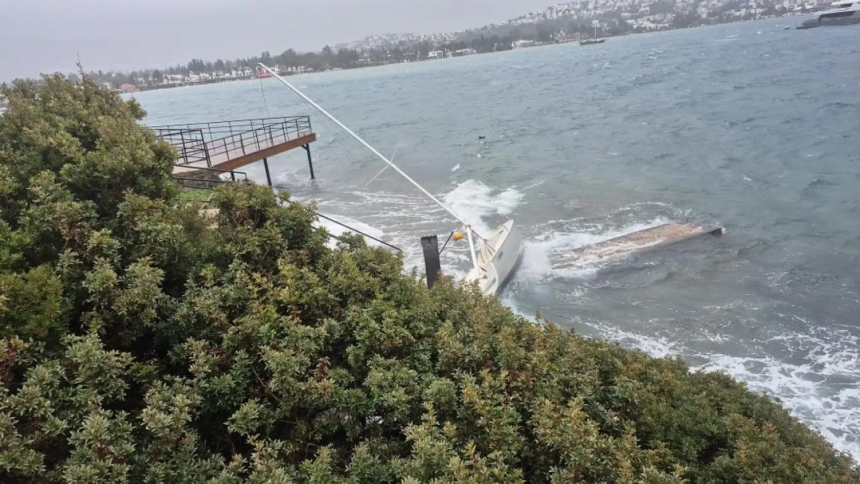 Bodrum'da karaya vuran ve batan teknelerde büyük hasar meydana geldi