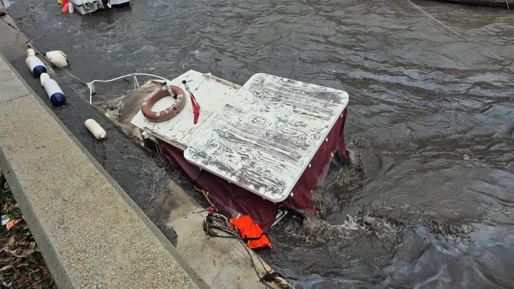 Bodrum'da karaya vuran ve batan teknelerde büyük hasar meydana geldi