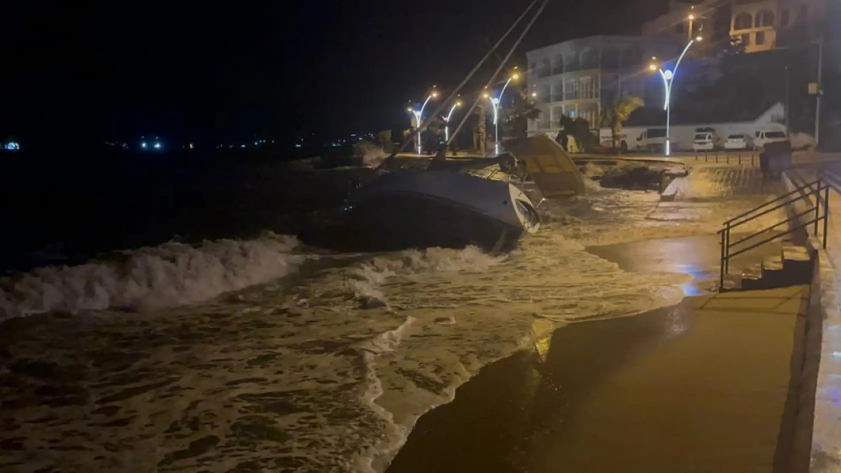 Muğla'da fırtına milyonluk tekneyi karaya sürükledi