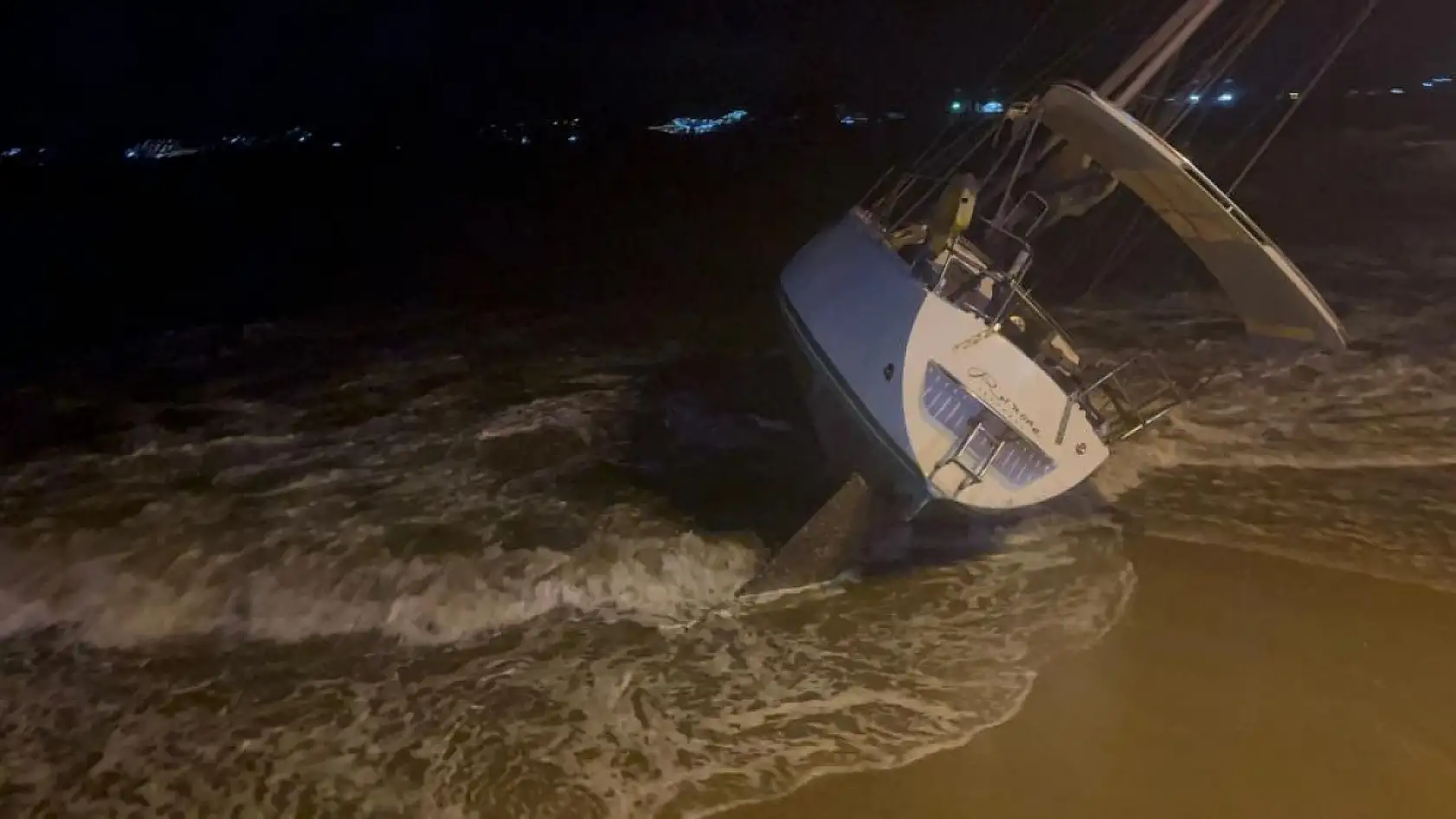 Muğla'da fırtına milyonluk tekneyi karaya sürükledi