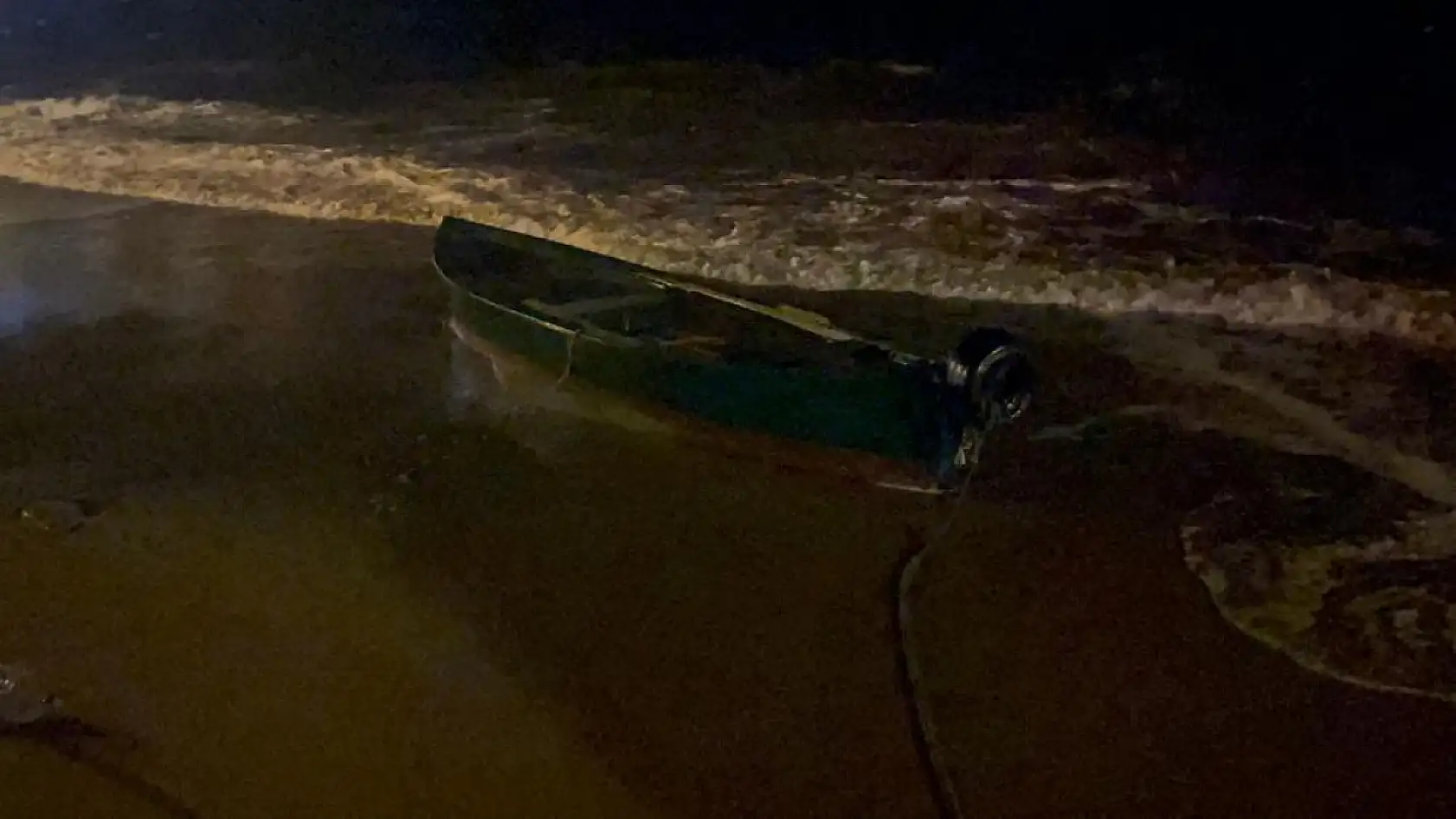 Muğla'da fırtına milyonluk tekneyi karaya sürükledi