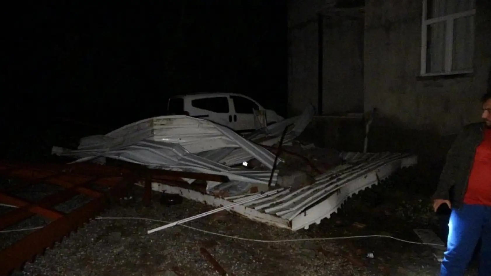 Hortum Dehşeti: Seraları ve Evleri Yerle Bir Etti