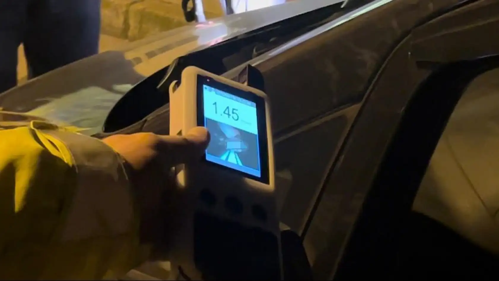 'Eşim gelmeden araçtan inmem' dedi, 1.45 promil alkollü çıktı