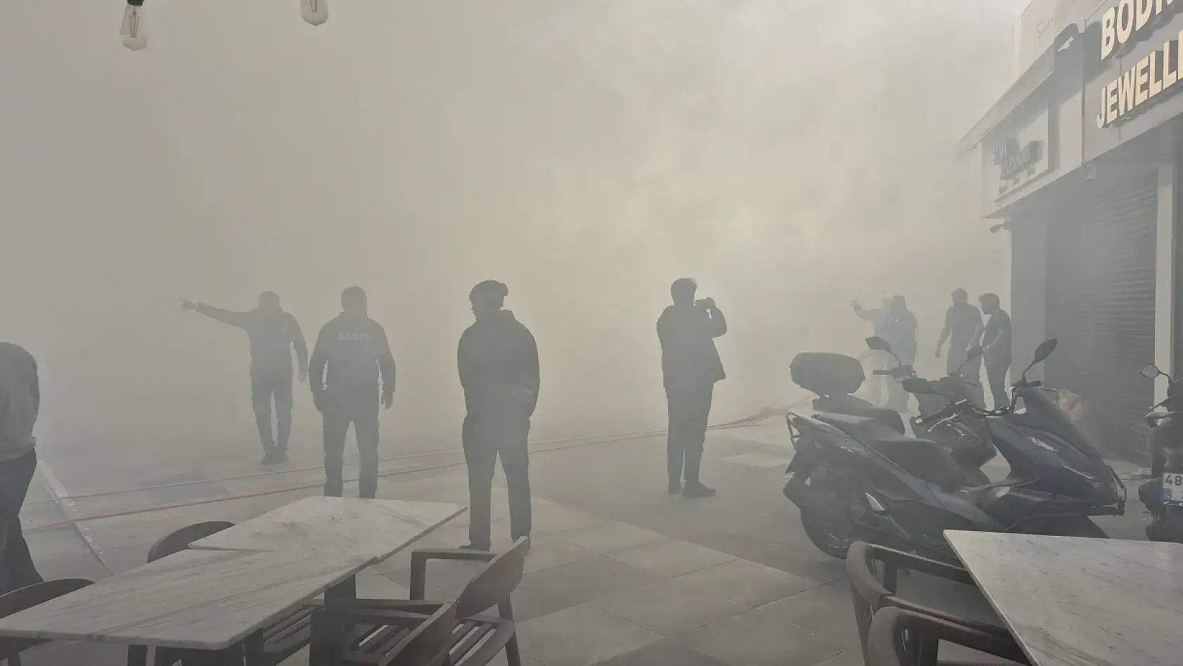 Bodrum'da giyim mağazasının deposunda yangın paniği