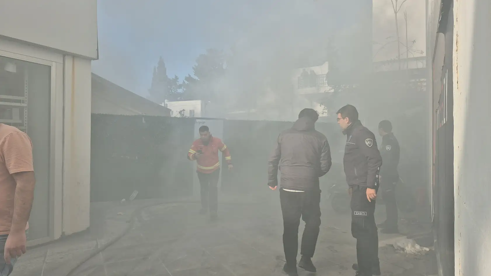 Bodrum'da giyim mağazasının deposunda yangın paniği