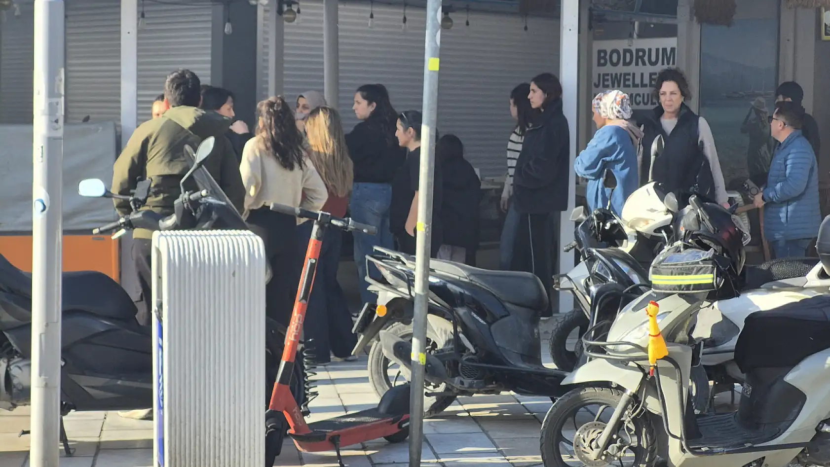 Bodrum'da giyim mağazasının deposunda yangın paniği