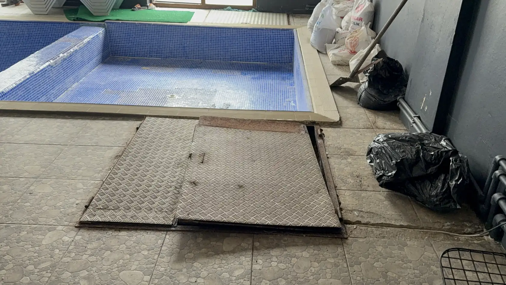 Oğluna da ismini verdiği babasını, baltayla öldürdü