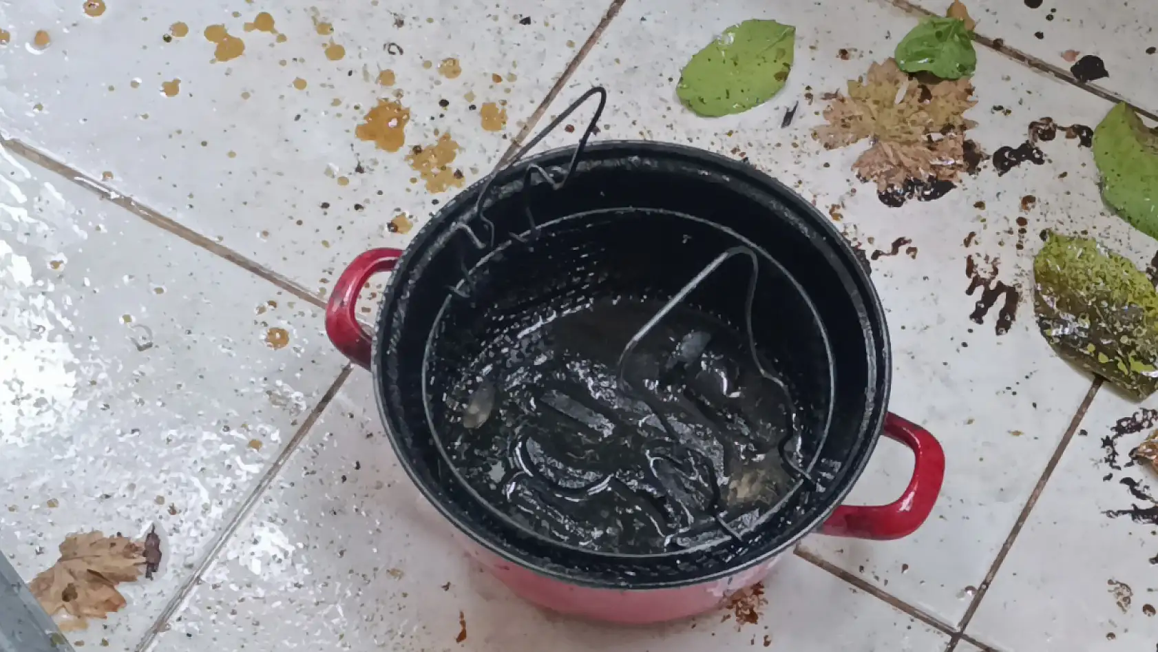 Ocakta unutulan fritöz itfaiyeyi alarma geçirdi