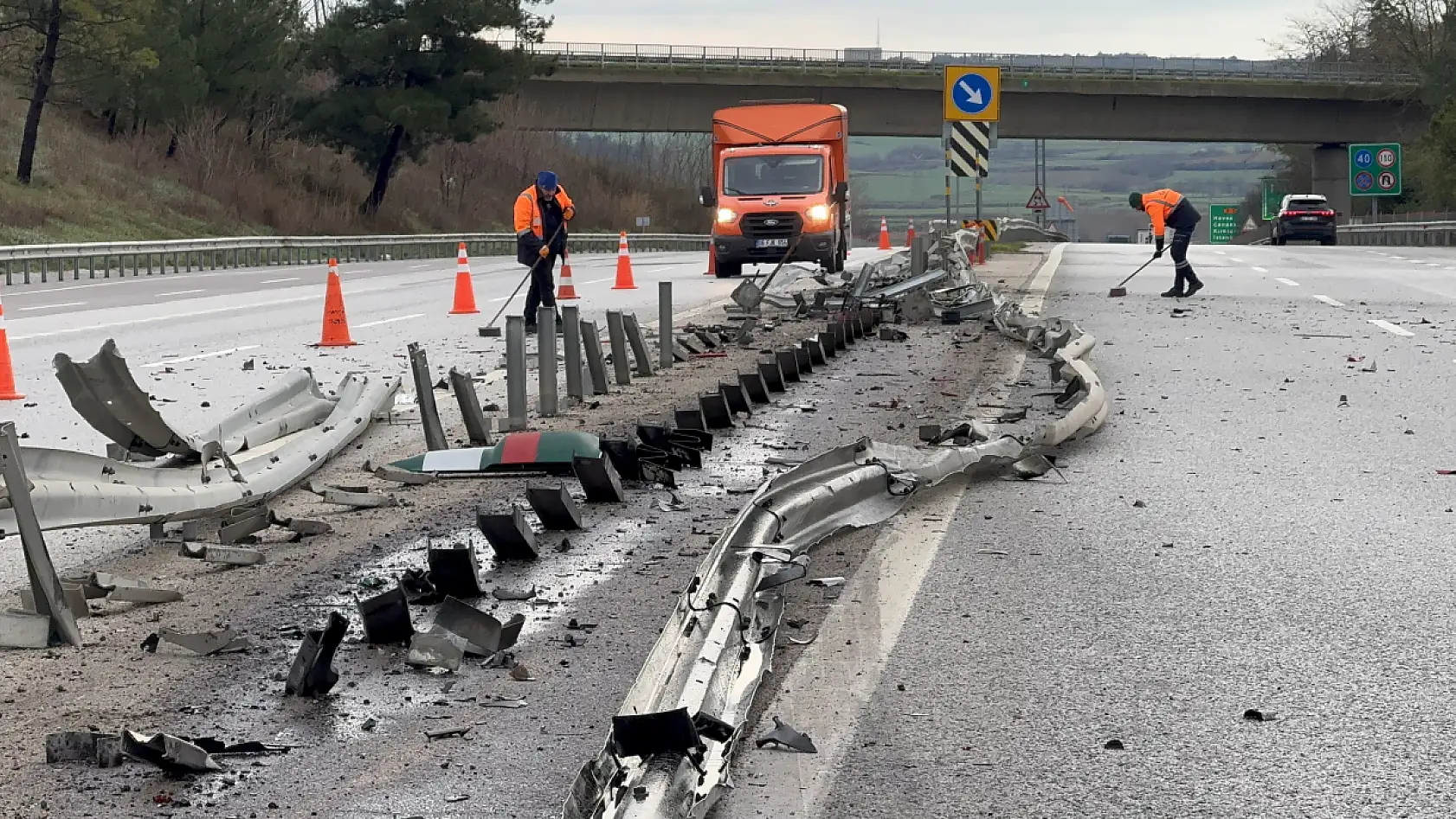 Tır bariyerleri kağıt gibi ezdi