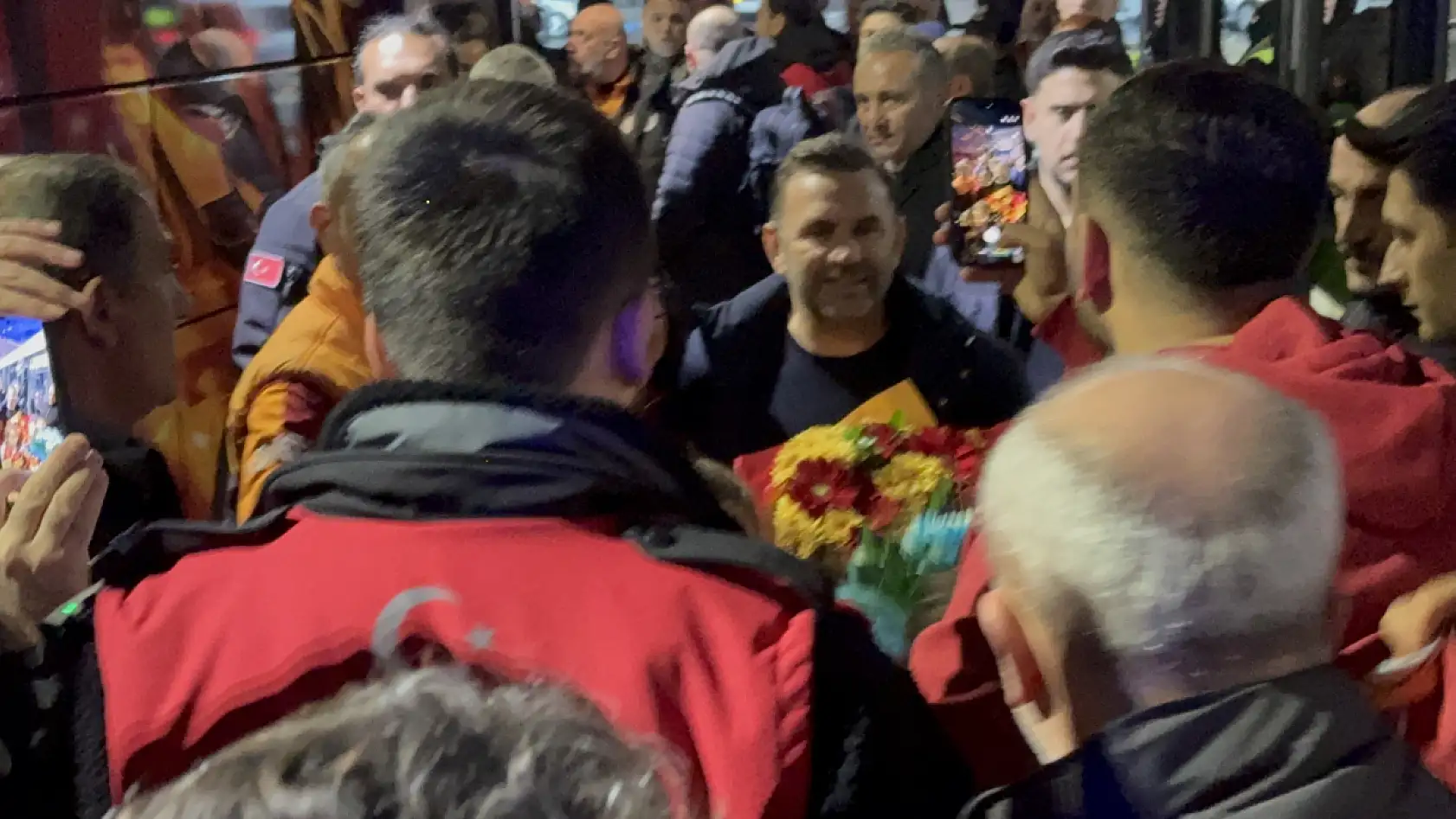 Galatasaray, Fethiye'de çiçeklerle karşılandı