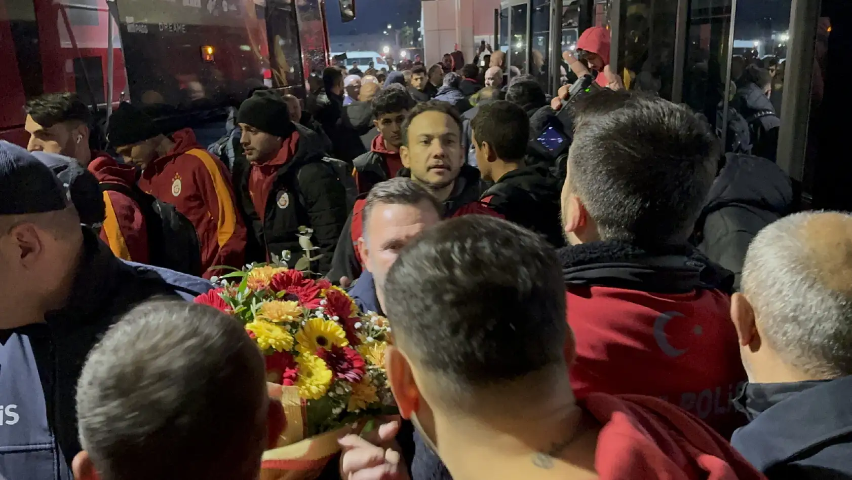 Galatasaray, Fethiye'de çiçeklerle karşılandı