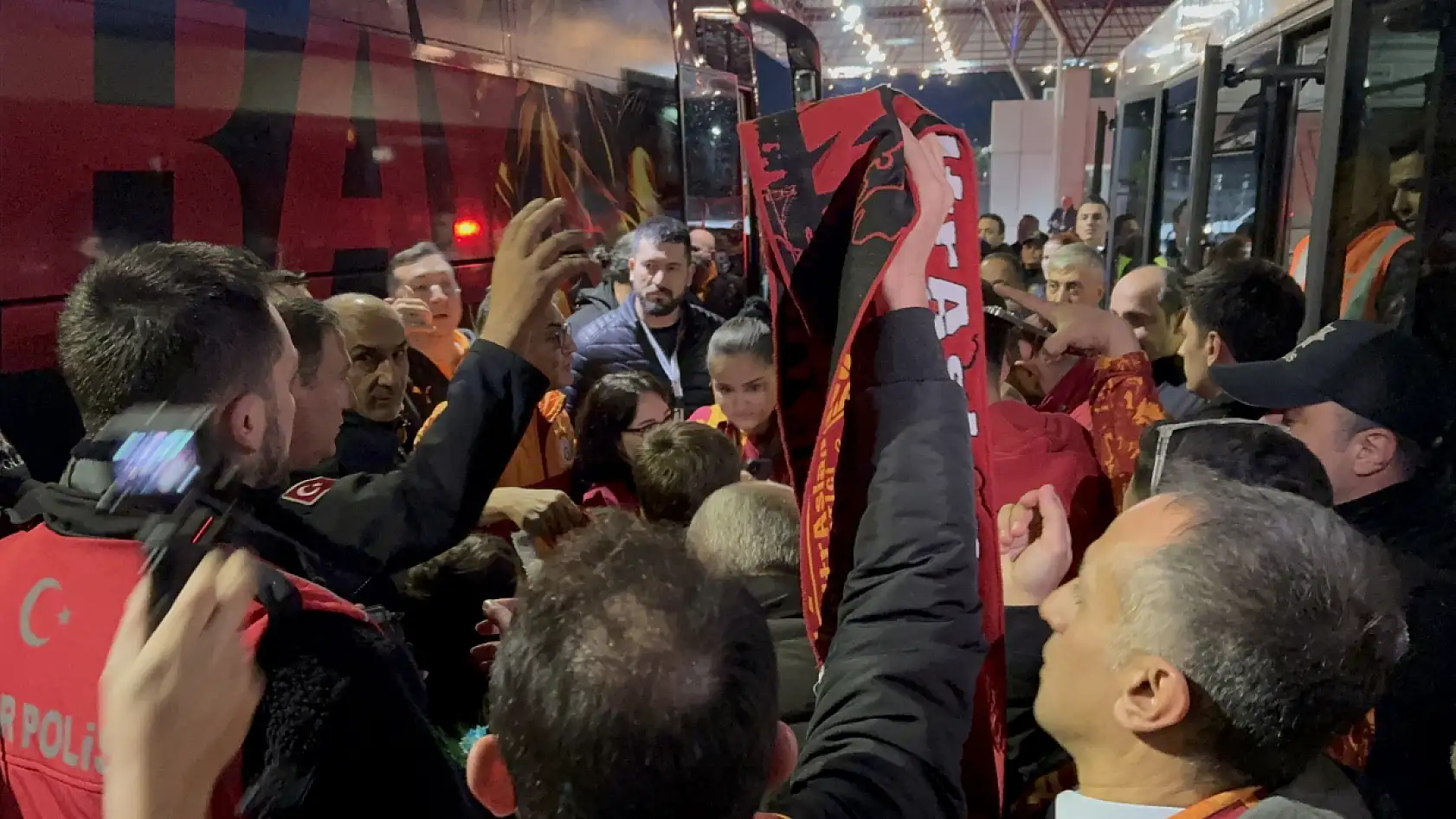 Galatasaray, Fethiye'de çiçeklerle karşılandı