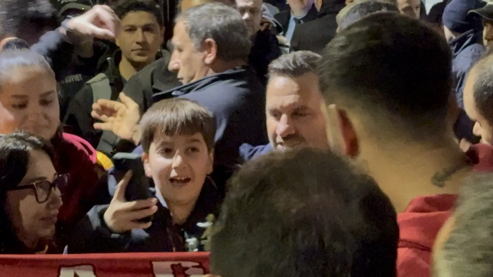 Galatasaray, Fethiye'de çiçeklerle karşılandı