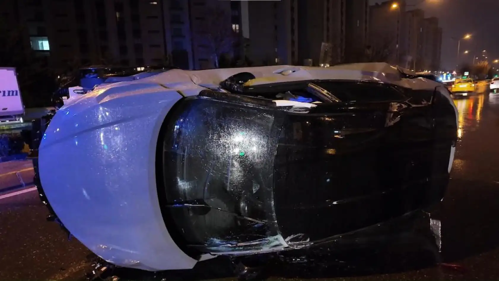 Alkollü sürücü dehşeti: 6 araç karıştı, 2 yaralı