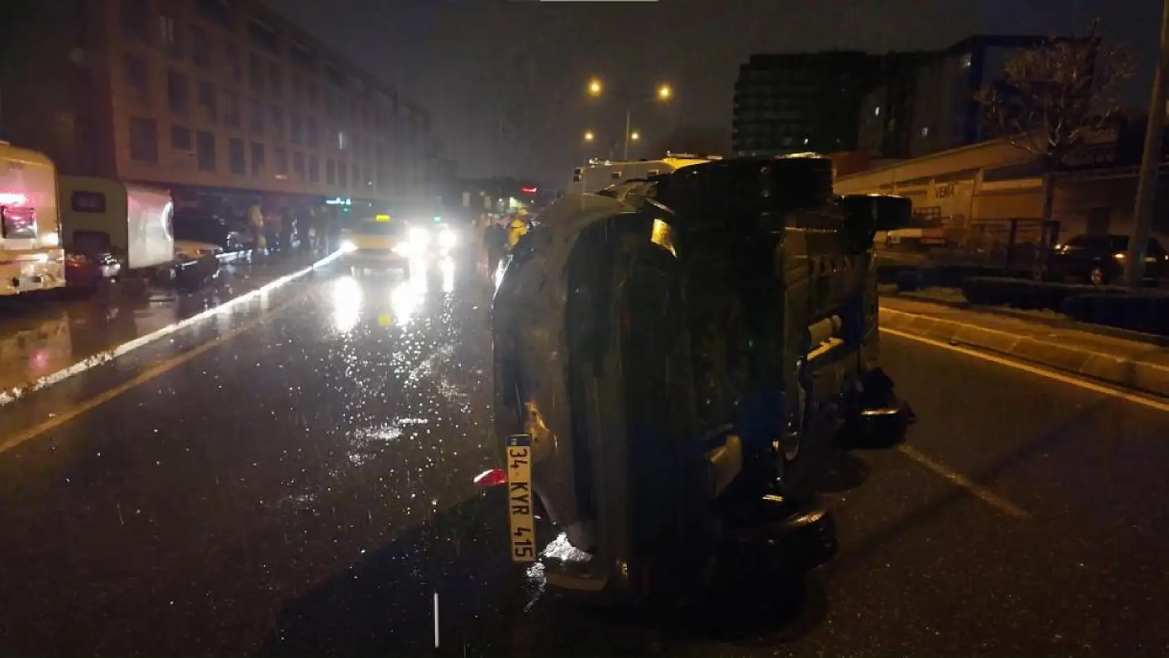 Alkollü sürücü dehşeti: 6 araç karıştı, 2 yaralı